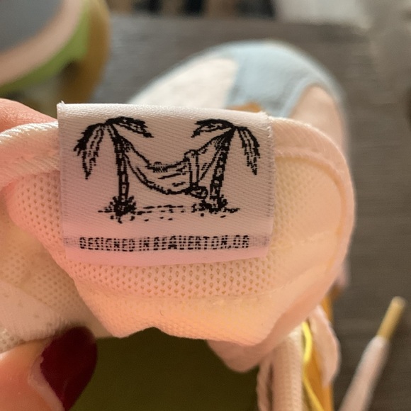 Women’s Nike Sun Club Air Max Sneakers Size 8.5 - Picture 8 of 11